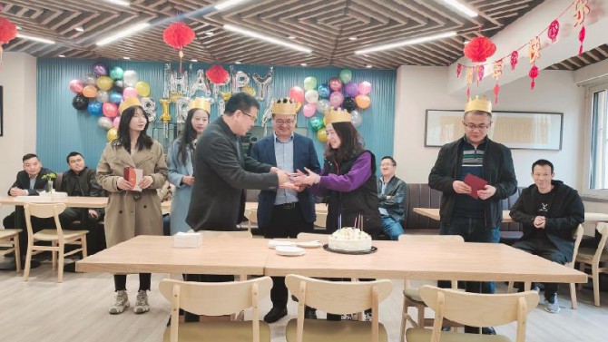 時(shí)光雖忙碌，我們一起成長