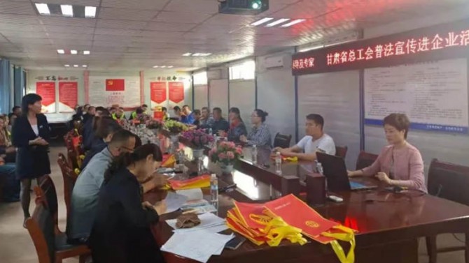 普法宣傳進項目，攜手共建文明工地