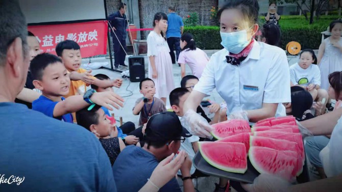 重拾兒時(shí)回憶 生活好不愜意  ——宜居陽光物業(yè)“西瓜電影節(jié)”圓滿結(jié)束