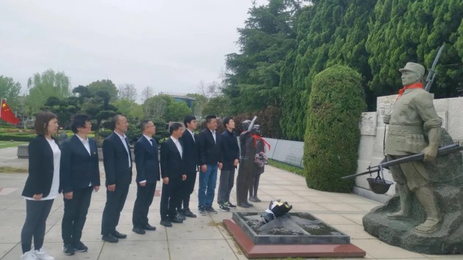 上海子公司開展“清明祭掃憶先烈”活動