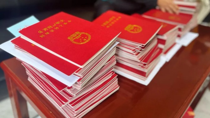 我為群眾辦實(shí)事 業(yè)主喜獲產(chǎn)權(quán)證 —甘肅建投地產(chǎn)·百酈灣項(xiàng)目順利辦證575戶(hù)